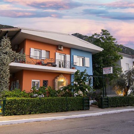 كامينا فورلا Tsertos Apartments المظهر الخارجي الصورة