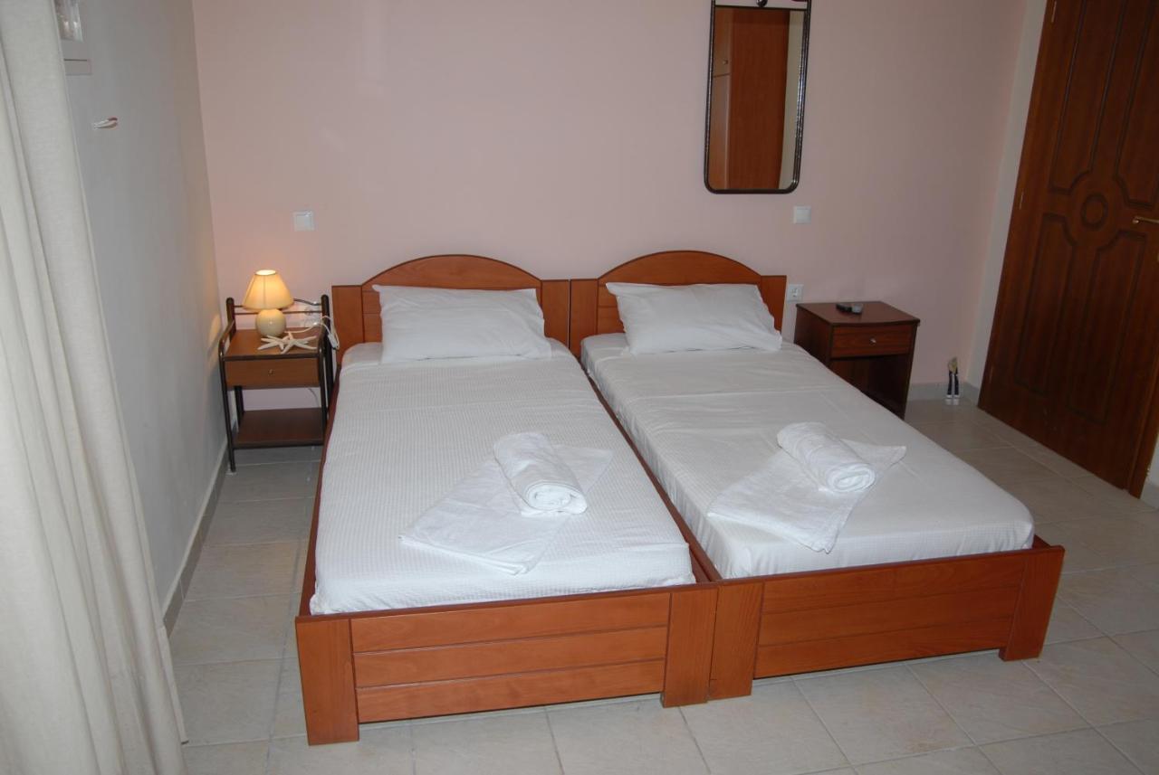 كامينا فورلا Tsertos Apartments الغرفة الصورة