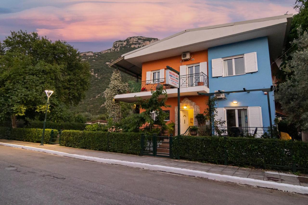 كامينا فورلا Tsertos Apartments المظهر الخارجي الصورة