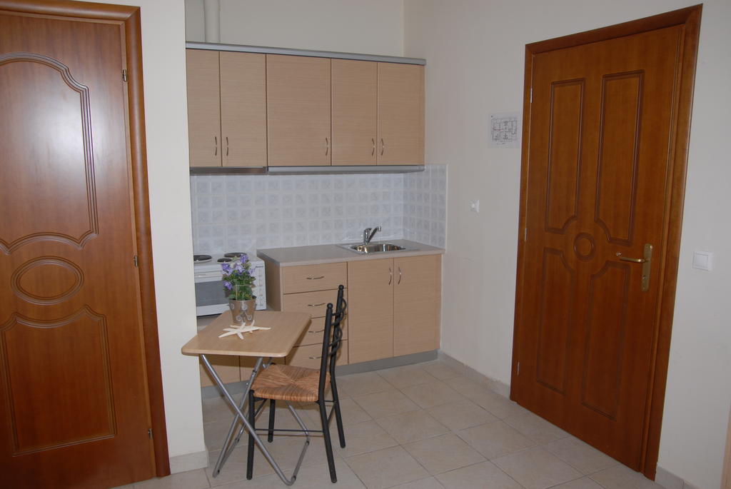 كامينا فورلا Tsertos Apartments الغرفة الصورة