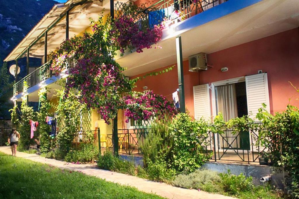 كامينا فورلا Tsertos Apartments المظهر الخارجي الصورة